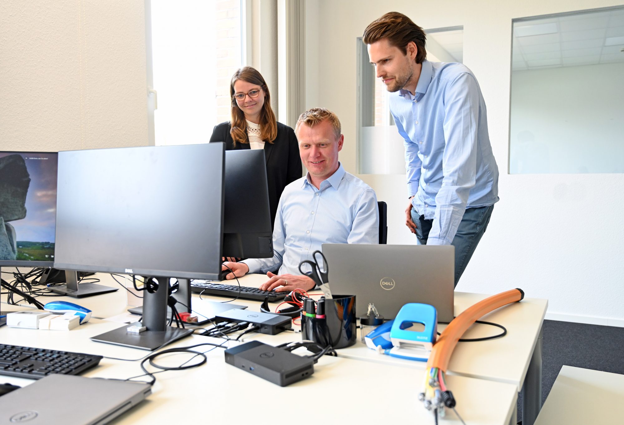 Das Team der Abteilung Kommunikationsnetzservice mit Nicole Dellbrügge (v.l.), Philipp Ostendorf und Abteilungsleiter Richard Domin bereitet derzeit mit dem Netzplaner die zukünftige Trassenführung des Glasfasernetzes vor und steht in engem Austausch mit dem Netzpächter. (Foto: SWTE)