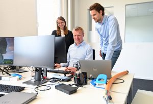 Das Team der Abteilung Kommunikationsnetzservice mit Nicole Dellbrügge (v.l.), Philipp Ostendorf und Abteilungsleiter Richard Domin bereitet derzeit mit dem Netzplaner die zukünftige Trassenführung des Glasfasernetzes vor und steht in engem Austausch mit dem Netzpächter. (Foto: SWTE)