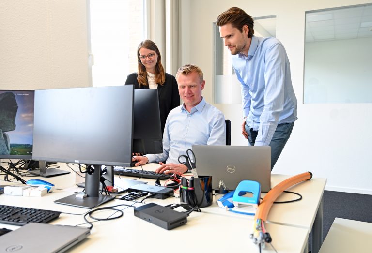 Das Team der Abteilung Kommunikationsnetzservice mit Nicole Dellbrügge (v.l.), Philipp Ostendorf und Abteilungsleiter Richard Domin bereitet derzeit mit dem Netzplaner die zukünftige Trassenführung des Glasfasernetzes vor und steht in engem Austausch mit dem Netzpächter. (Foto: SWTE)