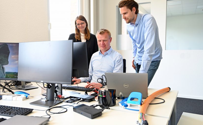 Das Team der Abteilung Kommunikationsnetzservice mit Nicole Dellbrügge (v.l.), Philipp Ostendorf und Abteilungsleiter Richard Domin bereitet derzeit mit dem Netzplaner die zukünftige Trassenführung des Glasfasernetzes vor und steht in engem Austausch mit dem Netzpächter. (Foto: SWTE)