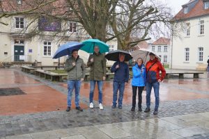 Freuen sich über den Abschluss der Arbeiten: (v. li.) Kevin Lux vom Fachbereich Tiefbau, Christian Schulte, Fachbereichsleiter Tiefbau, Andreas Odenthal und Ute van Kampen vom Kirchenvorstand sowie Pastor Paul-Gerhard Meißner von der evangelisch-lutherischen Kreuzkirchengemeinde Lingen. (Foto: Stadt Lingen)