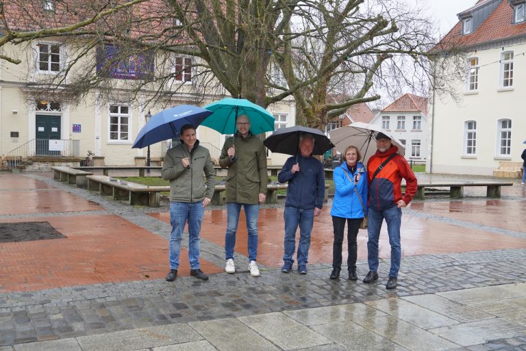 Freuen sich über den Abschluss der Arbeiten: (v. li.) Kevin Lux vom Fachbereich Tiefbau, Christian Schulte, Fachbereichsleiter Tiefbau, Andreas Odenthal und Ute van Kampen vom Kirchenvorstand sowie Pastor Paul-Gerhard Meißner von der evangelisch-lutherischen Kreuzkirchengemeinde Lingen. (Foto: Stadt Lingen)