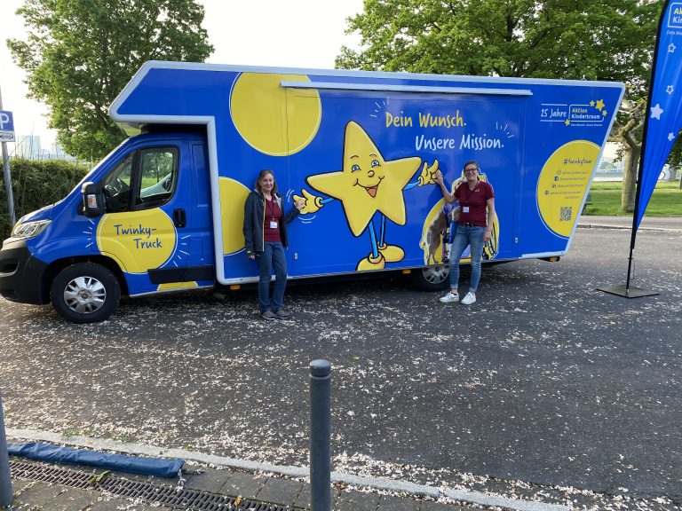 Angekommen. Von Hannover aus ging es direkt an den Rhein: Stefanie Schmeling-Vey und Helga Berndmeyer stehen vor dem Twinky Truck. (Foto: Aktion Kindertraum)