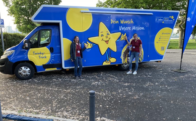 25 Jahre Aktion Kindertraum – der Twinky Truck zu Gast vor der Jugendherberge in Düsseldorf