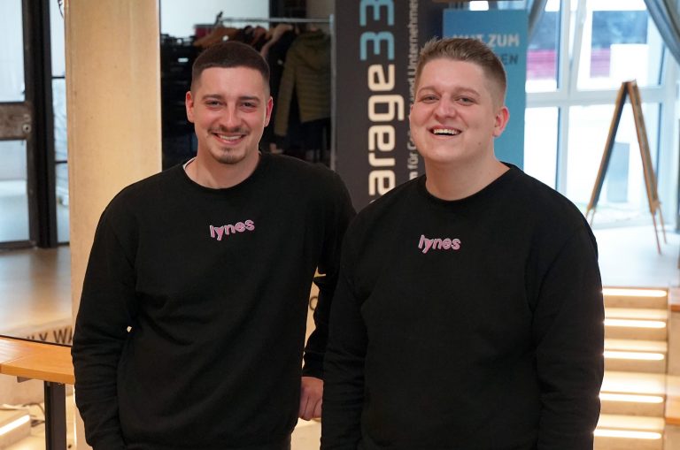 (v. l.) Die Gründer der „lynes“-App Sven und Tobias Hubbes in der garage33. (Foto: TecUP)