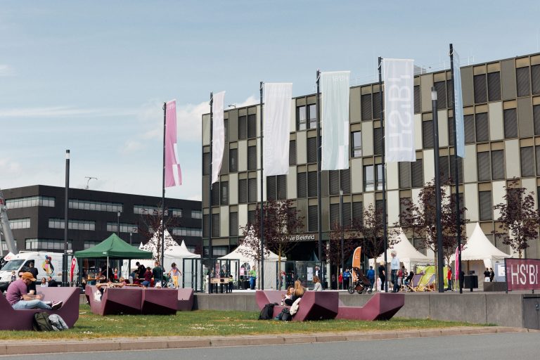 Informativ und unterhaltsam zugleich: Der Tag der offenen Tür der HSBI bot ein extrem abwechslungsreiches Programm (Foto: P. Pollmeier/HSBI)