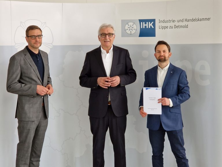 Stellten den aktuellen Konjunkturlagebericht vor: IHK-Präsident Volker Steinbach (m.) mit Hauptgeschäftsführer Stefan Sievers (l.) und Referent Timm Lönneker (Foto: IHK Lippe)