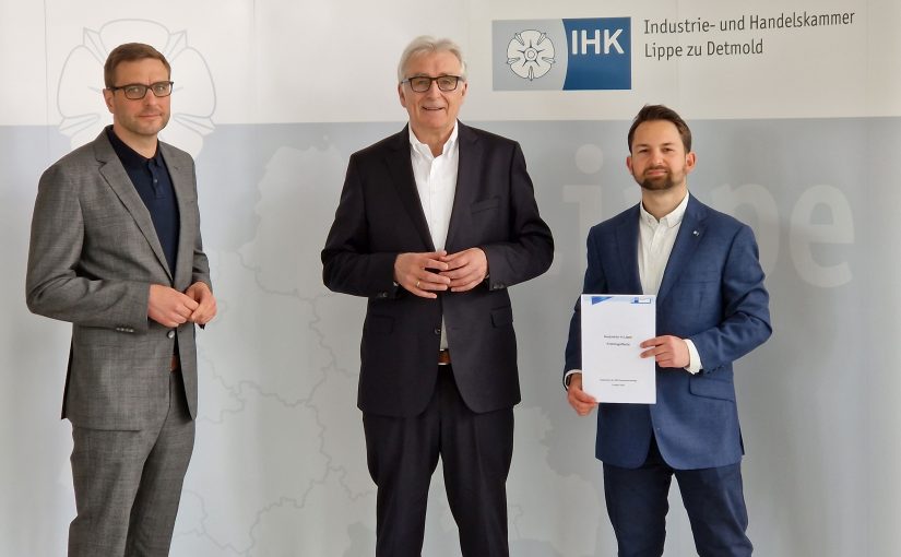 Stellten den aktuellen Konjunkturlagebericht vor: IHK-Präsident Volker Steinbach (m.) mit Hauptgeschäftsführer Stefan Sievers (l.) und Referent Timm Lönneker (Foto: IHK Lippe)