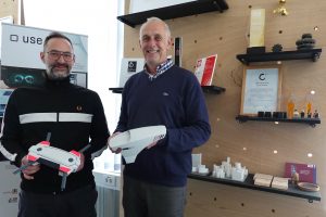 Drohnen und viele andere innovative Produkte entwickelt Prof. Thomas Hofmann (li.) mit seinem USE-Team. Thomas Serries, Leiter des WIGOS-UnternehmensServices war beeindruckt von der mehrfach ausgezeichneten Leistung des Instituts an der Hochschule Osnabrück. (Foto: Sandra Joachim-Meyer)