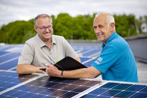 Thomas Serries (re.) und das UnternehmensService-Team der WIGOS führen kos-tenlose Beratungen zu Solar, Klimaneutralität und Energie- und Materialeffizienz durch. (Foto: Miriam Loeskow-Bücker)