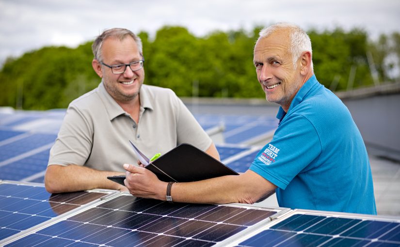 Thomas Serries (re.) und das UnternehmensService-Team der WIGOS führen kos-tenlose Beratungen zu Solar, Klimaneutralität und Energie- und Materialeffizienz durch. (Foto: Miriam Loeskow-Bücker)