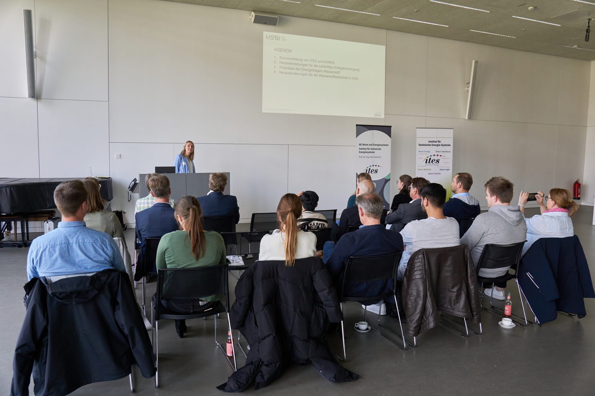 Dr. Emma Davies, technische Geschäftsführerin des Instituts, thematisierte in ihrem Impulsvortrag die Chancen und Herausforderungen der Wasserstoffwirtschaft in OWL. (Foto: HSBI)