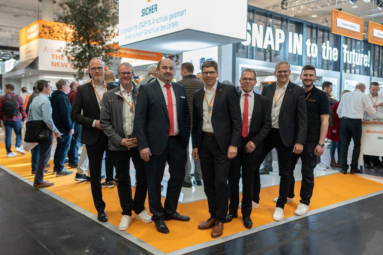 Freuen sich über die Zusammenarbeit: (v.l.n.r.) Arnd Schepmann, Head of Division Cabinet Products bei Weidmüller, Frank Polley, Head of Cabinet Products Business Development bei Weidmüller, Sebastian Seitz, CEO von Eplan, Volker Bibelhausen, Vorstandssprecher und Technologievorstand von Weidmüller, Dieter Pesch, Bereichsleiter F&E und Produktmanagement bei Eplan, Dr. Sebastian Durst, Vorstand Operations von Weidmüller, Vincent Vossel, Team Leader Business Development Management bei Weidmüller. (Foto: Weidmüller und Eplan)