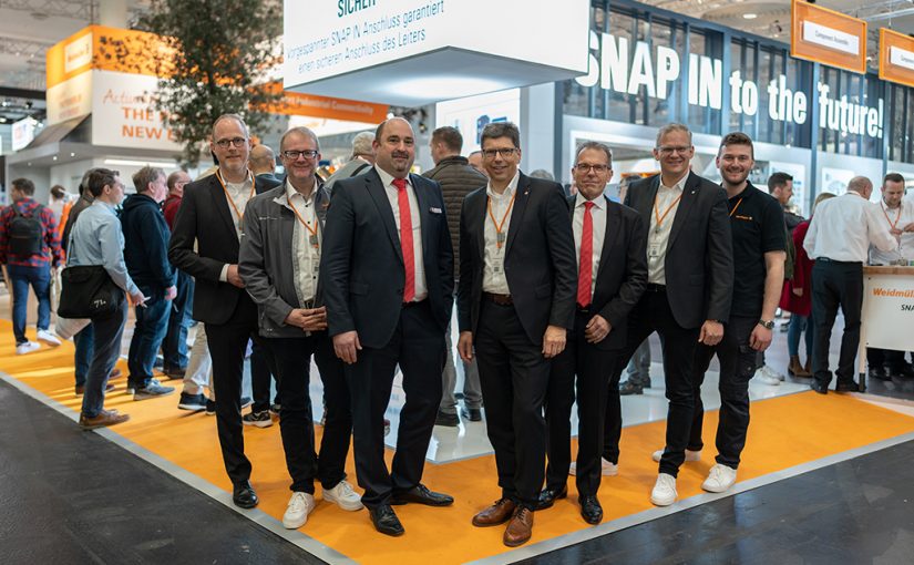 Freuen sich über die Zusammenarbeit: (v.l.n.r.) Arnd Schepmann, Head of Division Cabinet Products bei Weidmüller, Frank Polley, Head of Cabinet Products Business Development bei Weidmüller, Sebastian Seitz, CEO von Eplan, Volker Bibelhausen, Vorstandssprecher und Technologievorstand von Weidmüller, Dieter Pesch, Bereichsleiter F&E und Produktmanagement bei Eplan, Dr. Sebastian Durst, Vorstand Operations von Weidmüller, Vincent Vossel, Team Leader Business Development Management bei Weidmüller. (Foto: Weidmüller und Eplan)