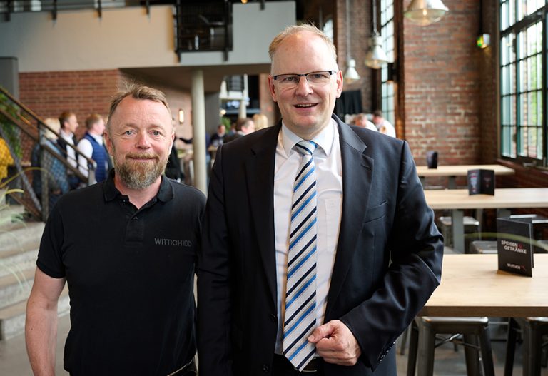 Prof. Dr. Thomas Koch (rechts) nennt den Green Deal der EU und eine drohende Verschärfung der Luftreinhalteverordnung „Meilensteine einer auf falschen Berechnungen abgestützten Strategie, die eine Deindustrailisierung des ganzen Kontinents zur Folge haben wird.“ Koch war Gastredner beim Coparts Tag der Fritz Wittich GmbH. Geschäftsführer Fritz Wittich (links) begrüßte dazu die Inhaber von rund 200 Kfz-Werkstätten aus der Region in Bielefeld. (Foto: Fritz Wittich GmbH)