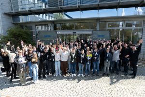 Etwa 50 interessierte Schülerinnen und Schüler aus der Region verbrachten ihren Zukunftstag beim Automatisierungsspezialisten Lenze. (Foto: Lenze)
