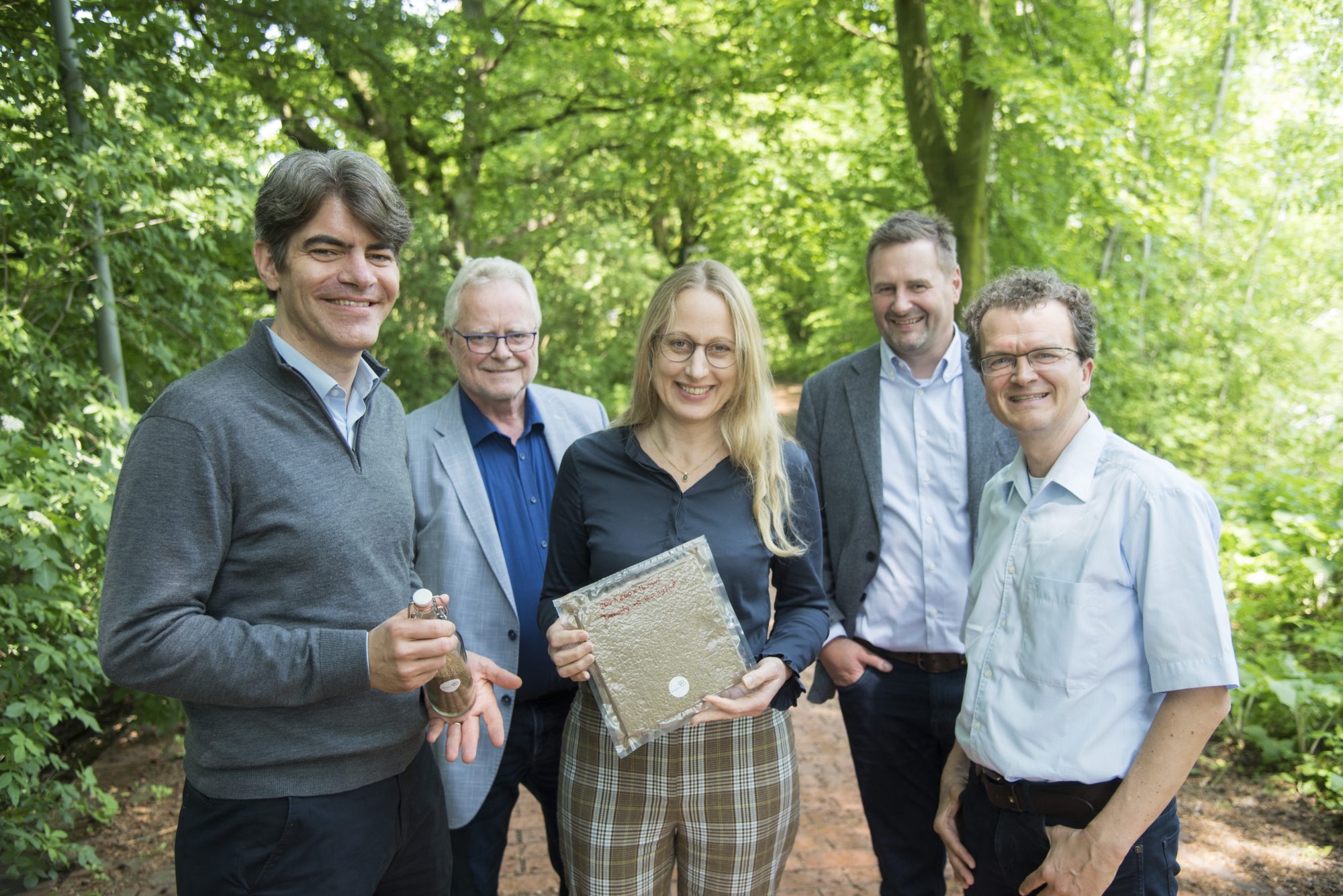 So leicht wie Luft ist der biologische Dämmstoff, den Dr. Dirk Weinrich (li.) und Ge-schäftsführer Dr. Marc Fricke (re.) Landrätin Anna Kebschull vorstellten. WIGOS-Geschäftsführer Siegfried Averhage (2. v. li.) und Axel Kolhosser vom WIGOS-UnternehmensService begleiten das Startup unter anderem in Fragen der Fördermit-telakquise. (Foto: Uwe Lewandowski)