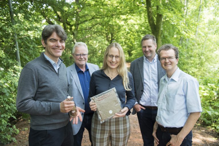 So leicht wie Luft ist der biologische Dämmstoff, den Dr. Dirk Weinrich (li.) und Ge-schäftsführer Dr. Marc Fricke (re.) Landrätin Anna Kebschull vorstellten. WIGOS-Geschäftsführer Siegfried Averhage (2. v. li.) und Axel Kolhosser vom WIGOS-UnternehmensService begleiten das Startup unter anderem in Fragen der Fördermit-telakquise. (Foto: Uwe Lewandowski)