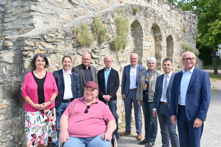 An der Burgruine Ringelstein (v. l.): Veronika Balz (stellv. Leitung Suchtkrankenhilfe Caritasverband Paderborn), Dominik Neugebauer (Leitung Suchtkrankenhilfe Caritasverband Paderborn), Patrick Wilk (Vorstand Caritasverband Paderborn), Wolfgang Grothe (Suchtkrankenhilfe Caritasverband Paderborn), Kreisdirektor Dr. Ulrich Conradi, Barbara Schäfer (Geschäftsführung Jobcenter Kreis Paderborn), Bürgermeister Burkhard Schwuchow, stellv. Landrat Hans-Bernd Janzen und vorne Peter Salmen (Suchtkrankenhilfe Caritasverband Paderborn). (Foto: Stadt Büren)