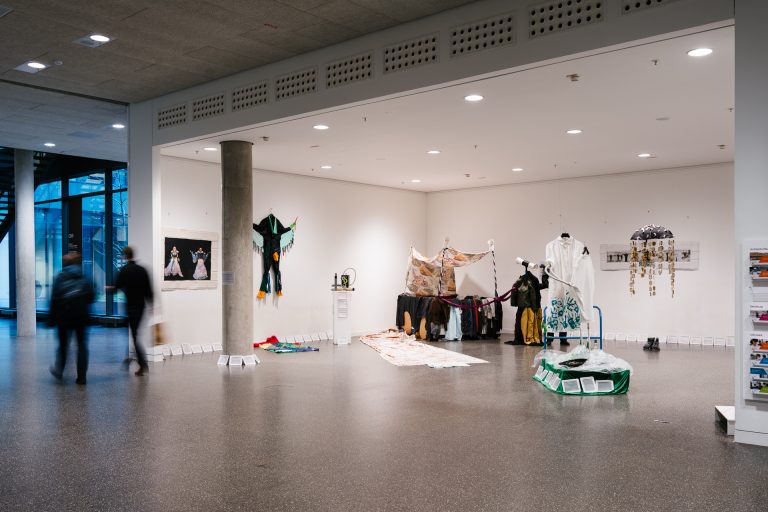 Die Ausstellung „Wasteland“ ist das Ergebnis eines Seminars, dass sich auf künstlerische Weise mit Müll und Nachhaltigkeit auseinandersetzt. (Foto: F. Hüffelmann/HSBI)