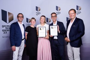 Von Links: Thomas Volkmar (Kreativ-Direktor, Artgerecht), Bettina Rieso (Artdirektorin, Artgerecht), Ulrike Meier (WEGE), Dr. Klaus Bockermann (Bockermann Fritze), André Mielitz (Geschäftsführer, Artgerecht) (Foto: Artgerecht Werbeagentur)