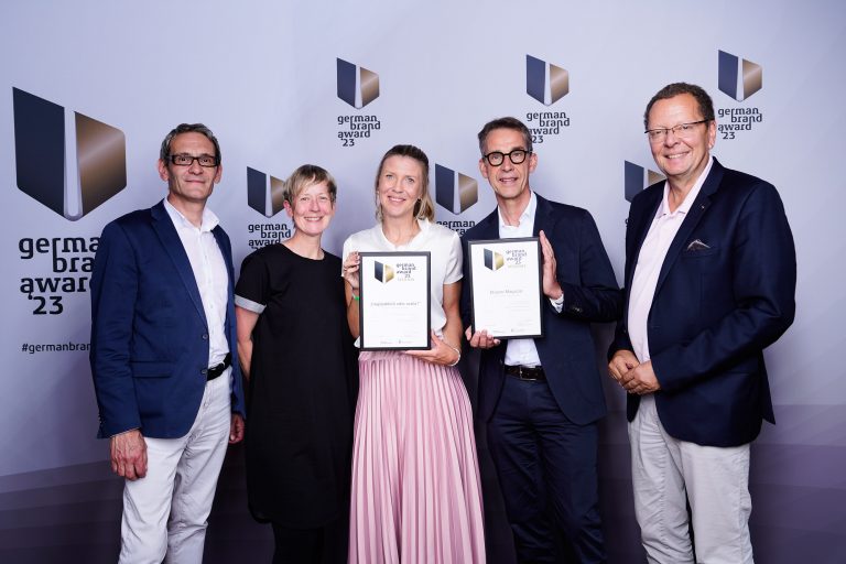 Von Links: Thomas Volkmar (Kreativ-Direktor, Artgerecht), Bettina Rieso (Artdirektorin, Artgerecht), Ulrike Meier (WEGE), Dr. Klaus Bockermann (Bockermann Fritze), André Mielitz (Geschäftsführer, Artgerecht) (Foto: Artgerecht Werbeagentur)