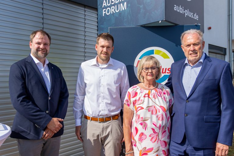 Die Unternehmerfamilie: Niels, Fabian, Renate und Heiko Köstring (v. l. n. r.) (Foto: Simon Blanke-Bohne / AUBI-plus GmbH)