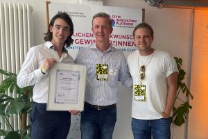 v.l.n.r.: Noel Lorenz (Mindverse), Prof. Dr. Thomas Süße (HSBI) und Roman Rittmann (Mindverse) freuen sich über die Auszeichnung ihres Projektes „Konstruktiver Zugang zu KI im Bildungswesen“. (Foto: HSBI)