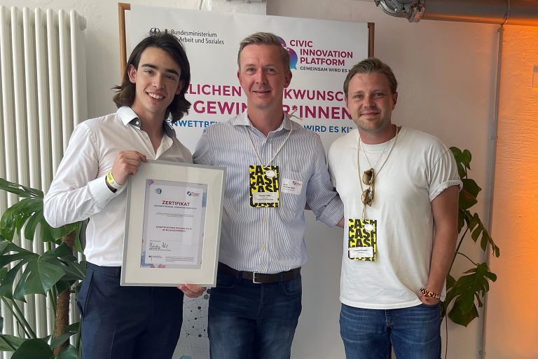 v.l.n.r.: Noel Lorenz (Mindverse), Prof. Dr. Thomas Süße (HSBI) und Roman Rittmann (Mindverse) freuen sich über die Auszeichnung ihres Projektes „Konstruktiver Zugang zu KI im Bildungswesen“. (Foto: HSBI)