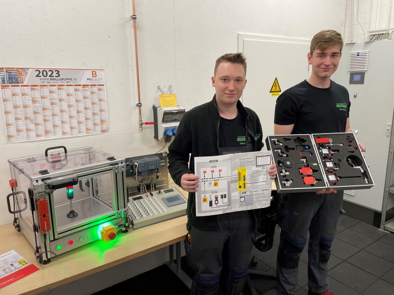 Jonas Kniebes (Eletroniker f. Betriebstechnik) und Maurice Dues (Mechatroniker) (v. l.) sind Auszubildende der Neuenhauser Gruppe. Im Rahmen eines Azubi-Projekts lernen und arbeiten Sie nun mit Produkten aus der Sicherheitstechnik von BERNSTEIN. (Foto: Bernstein AG)