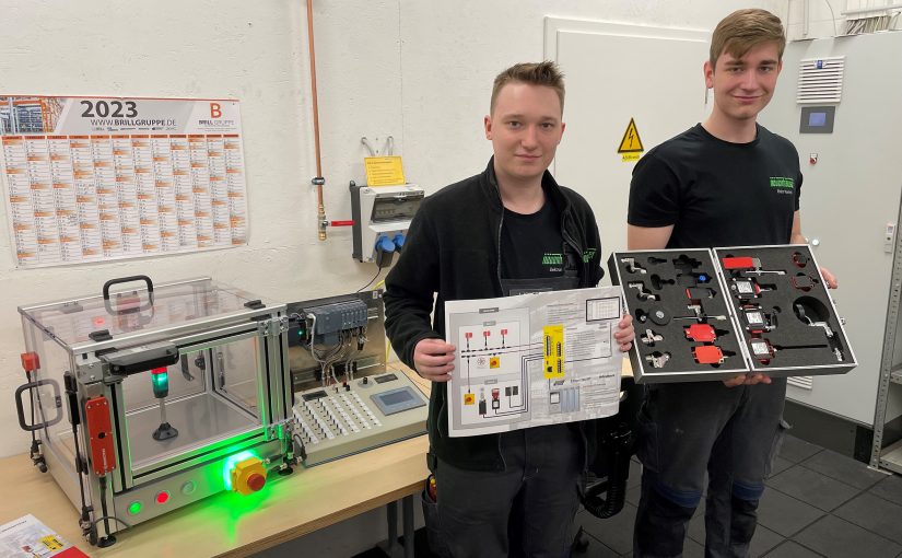 Jonas Kniebes (Eletroniker f. Betriebstechnik) und Maurice Dues (Mechatroniker) (v. l.) sind Auszubildende der Neuenhauser Gruppe. Im Rahmen eines Azubi-Projekts lernen und arbeiten Sie nun mit Produkten aus der Sicherheitstechnik von BERNSTEIN. (Foto: Bernstein AG)