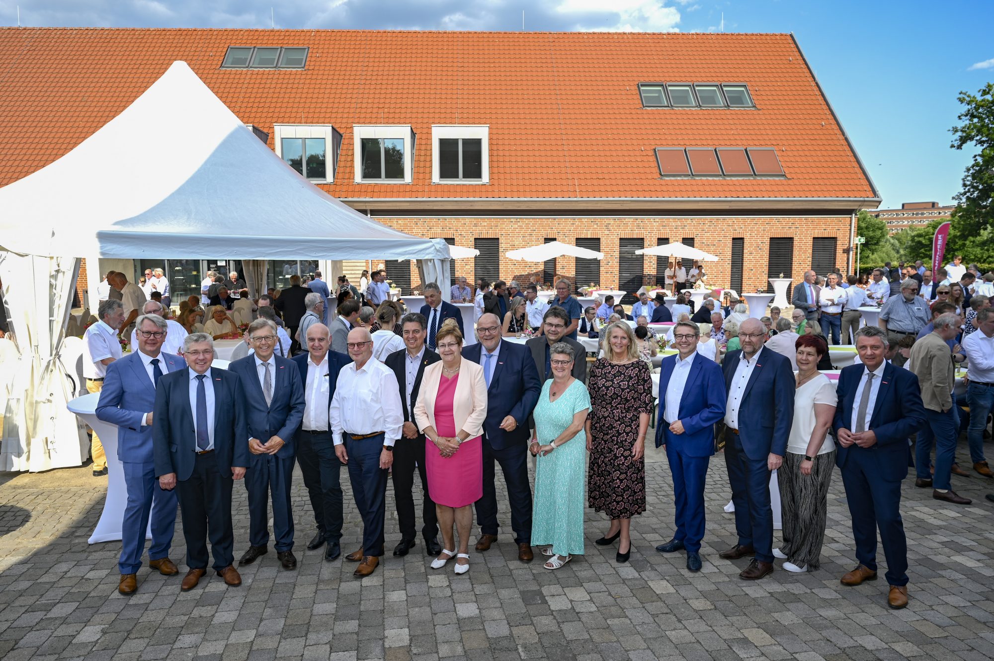 Die Festgäste wurden von Präsident Hans Hund (3.v.l.), den Vizepräsidenten Jürgen Kroos (r.) und Bernhard Blanke (2.v.l.) und Hauptgeschäftsführer Thomas Banasiewicz (l.) auf Haus Kump begrüßt. Darunter waren zahlreiche Persönlichkeiten aus Politik, Behörden und Organisationen. (Foto: Foto: © Andreas Buck)