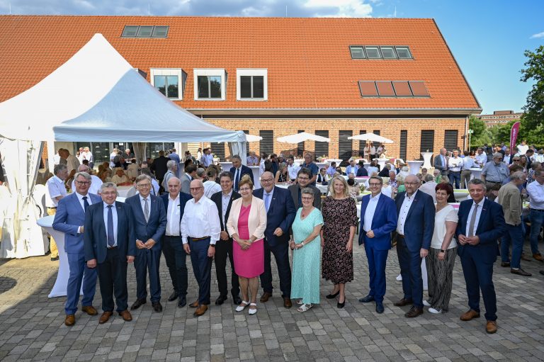 Die Festgäste wurden von Präsident Hans Hund (3.v.l.), den Vizepräsidenten Jürgen Kroos (r.) und Bernhard Blanke (2.v.l.) und Hauptgeschäftsführer Thomas Banasiewicz (l.) auf Haus Kump begrüßt. Darunter waren zahlreiche Persönlichkeiten aus Politik, Behörden und Organisationen. (Foto: Foto: © Andreas Buck)