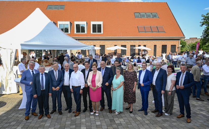 Die Festgäste wurden von Präsident Hans Hund (3.v.l.), den Vizepräsidenten Jürgen Kroos (r.) und Bernhard Blanke (2.v.l.) und Hauptgeschäftsführer Thomas Banasiewicz (l.) auf Haus Kump begrüßt. Darunter waren zahlreiche Persönlichkeiten aus Politik, Behörden und Organisationen. (Foto: Foto: © Andreas Buck)