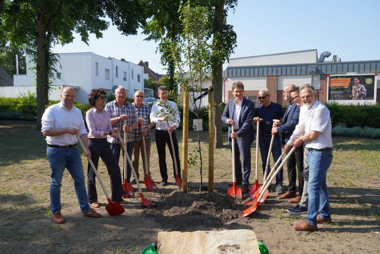 v. li.) Die Ratsmitglieder Thomas Kühle und Irene Vehring, Alfons Acker und Hinrikus Ude vom Freundeskreis der Ukrainefahrer, Bürgermeister Roman Kaznowtsky aus Laniwtzi in der Ukraine, Oberbürgermeister Dieter Krone, Andrzej Hordyi aus Bielawa in Polen, Roy Müller, der stellvertretende ehrenamtliche Bürgermeister aus Marienberg, Ratsmitglied Björn Roth und Andreas Heidrich, Bürgermeister aus Bad Marienberg. (Foto: Stadt Lingen (Ems))