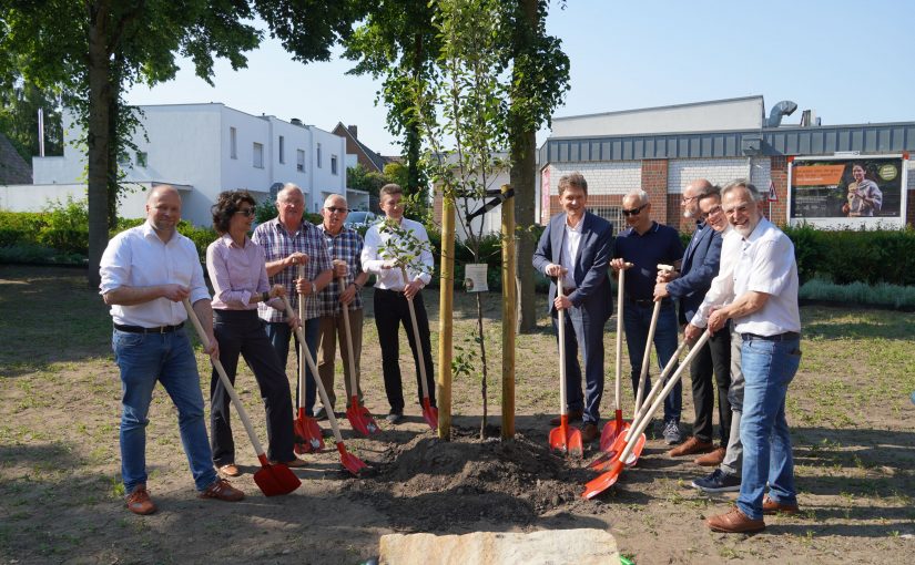 Sechster Apfelbaum für Partnerstadt Laniwtzi gepflanzt