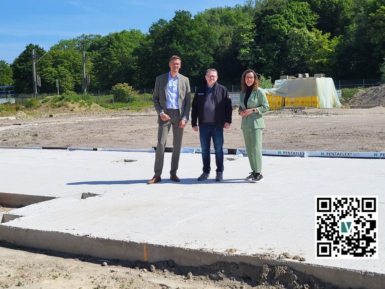 Baustellenbesichtigung des künftigen Betriebsstandortes der Tischlerei Viefhues v.l.n.r.: Ingo Niehaus, Volker Viefhues, Gisela Horstmann (Foto: EWG Rheine)