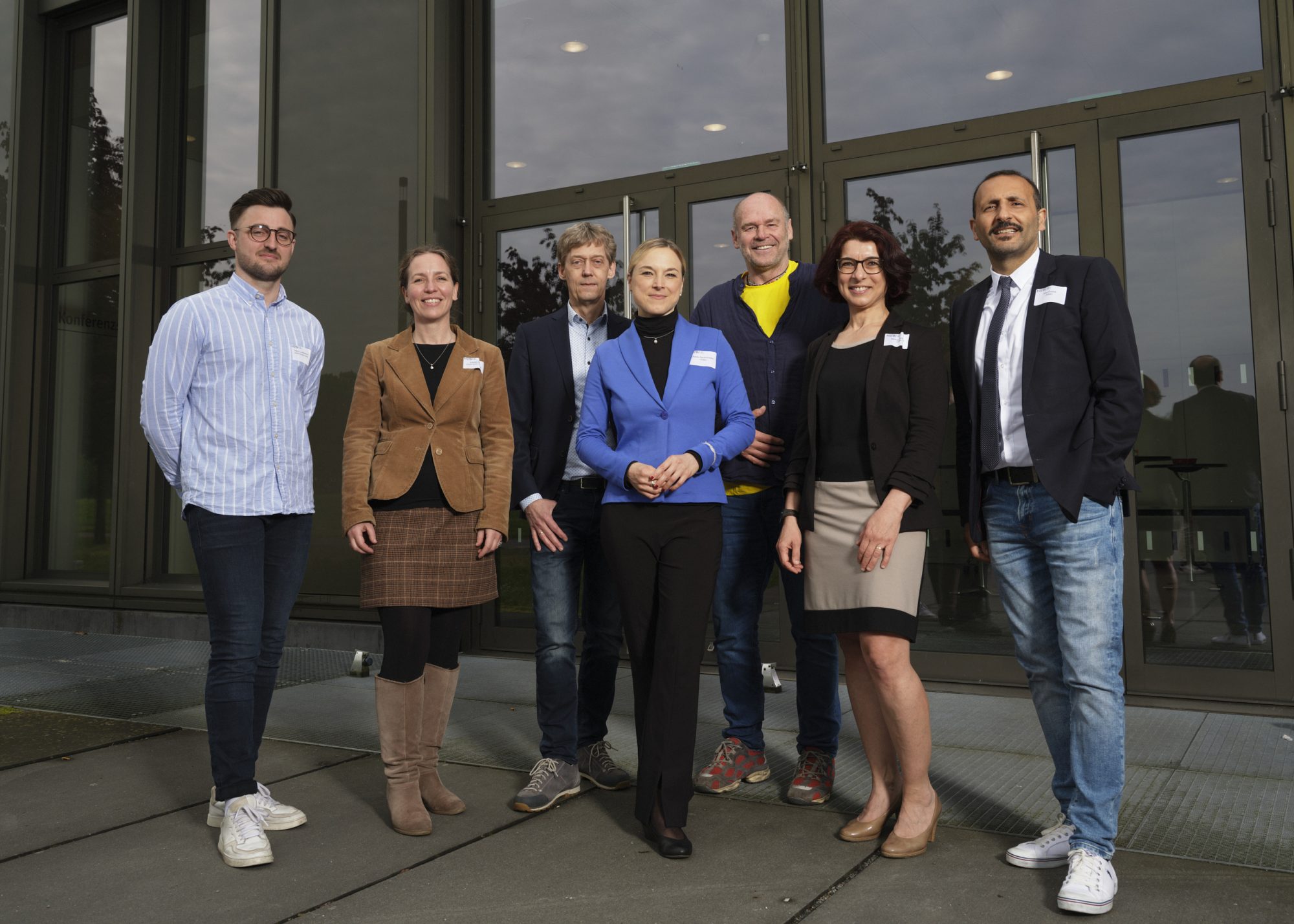 Akteur*innen der 2. BiCAB-Konferenz: (v.l.n.r.): Marco Lemkemeyer und Simone Rath, beide Halfar System GmbH, Prof. Dr. Rolf Naumann, Dekan Fachbereich IuM, Prof. Dr. Natalie Bartholomäus, Vizepräsidentin für Nachhaltigkeit und strategisches HRM, Dr. Thomas Henningsen, Greenpeace, Ass. jur. Nermin Karaoğlu, Koordinatorin Internationales Fachbereich Wirtschaft und Prof. Dr. Riza Öztürk, Dekan Fachbereich Wirtschaft (Foto:K. Starodubskij/HSBI)