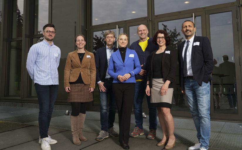 Akteur*innen der 2. BiCAB-Konferenz: (v.l.n.r.): Marco Lemkemeyer und Simone Rath, beide Halfar System GmbH, Prof. Dr. Rolf Naumann, Dekan Fachbereich IuM, Prof. Dr. Natalie Bartholomäus, Vizepräsidentin für Nachhaltigkeit und strategisches HRM, Dr. Thomas Henningsen, Greenpeace, Ass. jur. Nermin Karaoğlu, Koordinatorin Internationales Fachbereich Wirtschaft und Prof. Dr. Riza Öztürk, Dekan Fachbereich Wirtschaft (Foto:K. Starodubskij/HSBI)