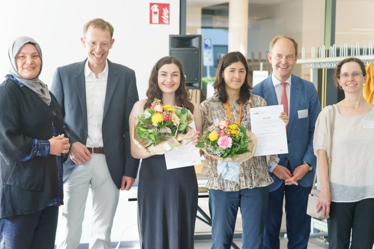 v.l.: Dr. Havva Mazi, Prof. Dr. Ulrich Schäfermeier, Veronika Delors, Ana-Karen Graciano-Alvarez, Michael W. Böllhoff und Prof. Dr. Mariam Dopslaf. (Foto: T. Handke/HSBI)