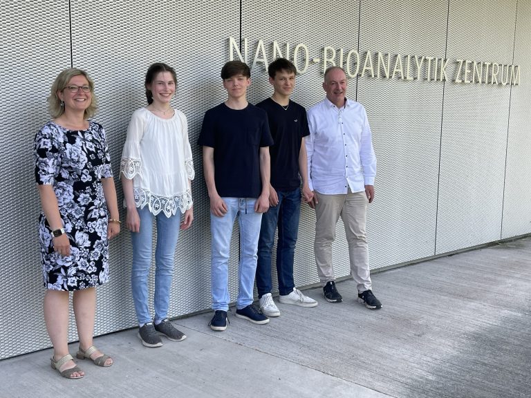 Von links: Dr. Kathleen Spring, Aurelia Bellm, Marvin und Robin Partanen, Dr. Holger Winter (Foto: Gesellschaft für Bioanalytik Münster e.V.)
