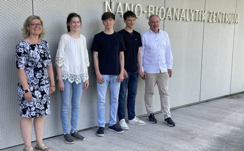 Von links: Dr. Kathleen Spring, Aurelia Bellm, Marvin und Robin Partanen, Dr. Holger Winter (Foto: Gesellschaft für Bioanalytik Münster e.V.)