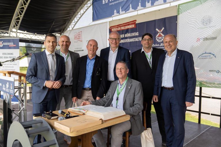 Anlässlich des 30. Deutschen Mühlentags wurden die Ehrengäste eingeladen, sich ins Goldene Buch der Stadt Büren einzutragen (v. l. stehend): Bürgermeister Burkhard Schwuchow, Friedrich Rohlfing, Geschäftsführer der DGM, Thomas Kubendorff, Vorsitzender der Westfälisch-Lippischen Mühlenvereinigung, Landtagsabgeordneter Bernhard Hoppe-Biermeyer, Gregor Lemm, Arbeitskreis Mittel- und Bohrmühle, Landrat Christoph Rüther und (sitzend) Johannes Weinig, Präsident der DGM. (Foto: Stadt Büren)