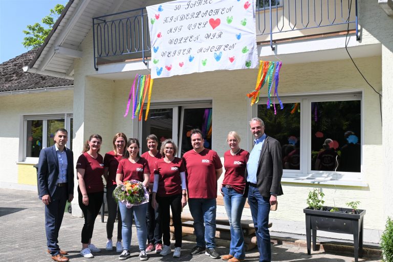 50 Jahre Kita Siddinghausen – das Team um Nathalie Mertens (Mitte) freut sich auf die Zukunft. Bürgermeister Burkhard Schwuchow (l.) und Ortsvorsteher Daniel Robbert (r.) gratulieren zum Jubiläum. (Foto: Stadt Büren)