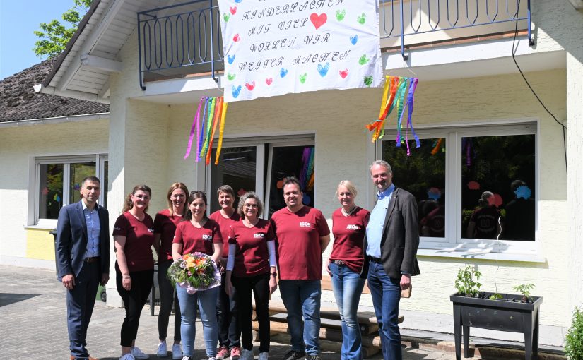 50 Jahre Kita Siddinghausen – das Team um Nathalie Mertens (Mitte) freut sich auf die Zukunft. Bürgermeister Burkhard Schwuchow (l.) und Ortsvorsteher Daniel Robbert (r.) gratulieren zum Jubiläum. (Foto: Stadt Büren)