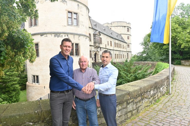 Stehen gemeinsam für Wewelsburg ein (v. l.): Pascal Genee und Günter Eggebrecht zusammen mit Bürgermeister Burkhard Schwuchow (Foto: Stadt Büren)