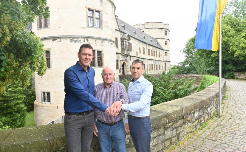 Stehen gemeinsam für Wewelsburg ein (v. l.): Pascal Genee und Günter Eggebrecht zusammen mit Bürgermeister Burkhard Schwuchow (Foto: Stadt Büren)
