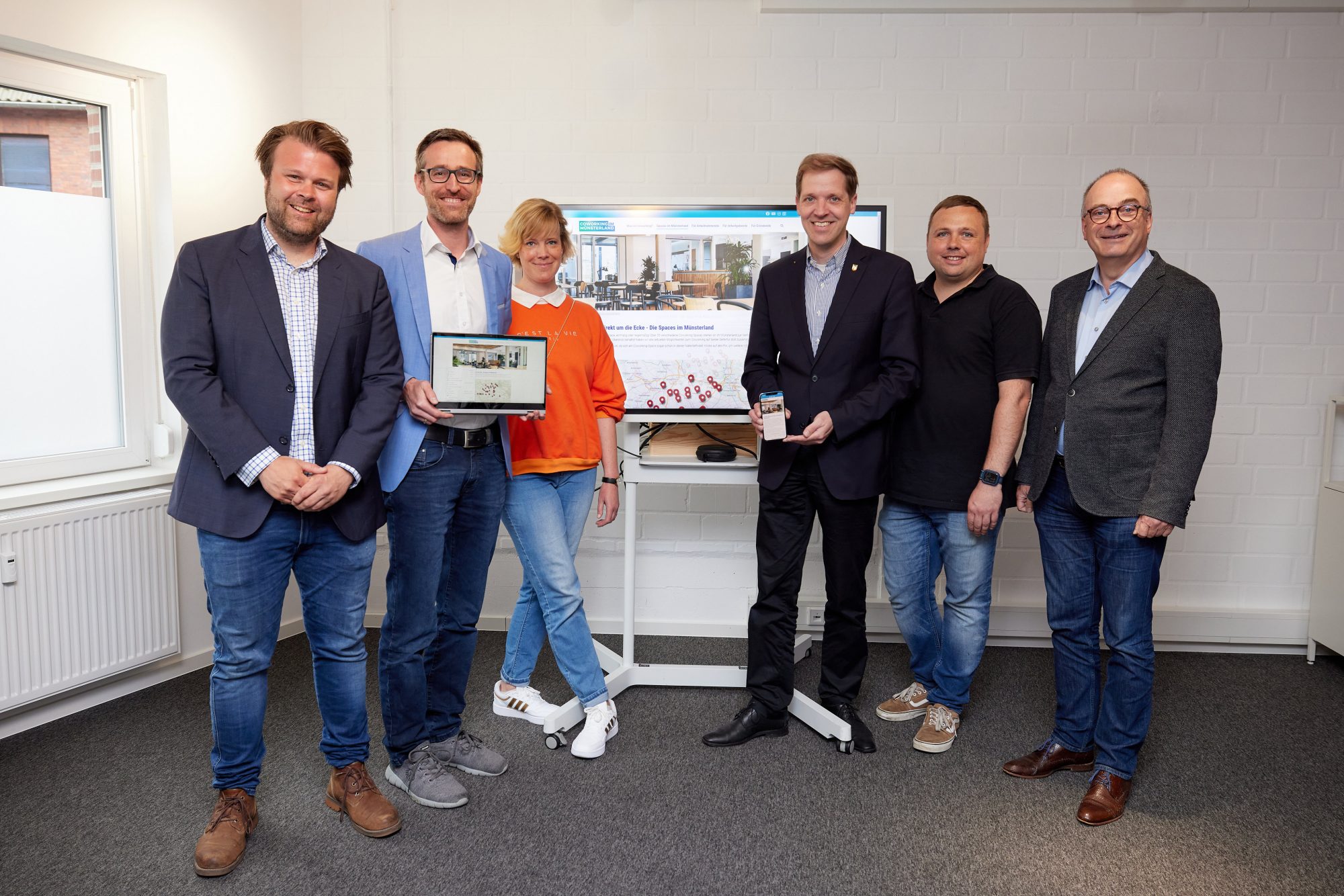 Im COCODUE in Dülmen stellen die Verantwortlichen die neue Internetseite vor (v.l.): Frank Sibbing (Münsterland e.V.), Mathias Raabe (Kreis Coesfeld), Dr. Anne Scharff, Landrat Christian Schulze Pellengahr (Kreis Coesfeld), Uwe Seibert und Klaus Ehling (Vorstand Münsterland e.V.). Neue Internetseite informiert über Coworking im Münsterland (Foto: Münsterland e.V./Philipp Fölting)