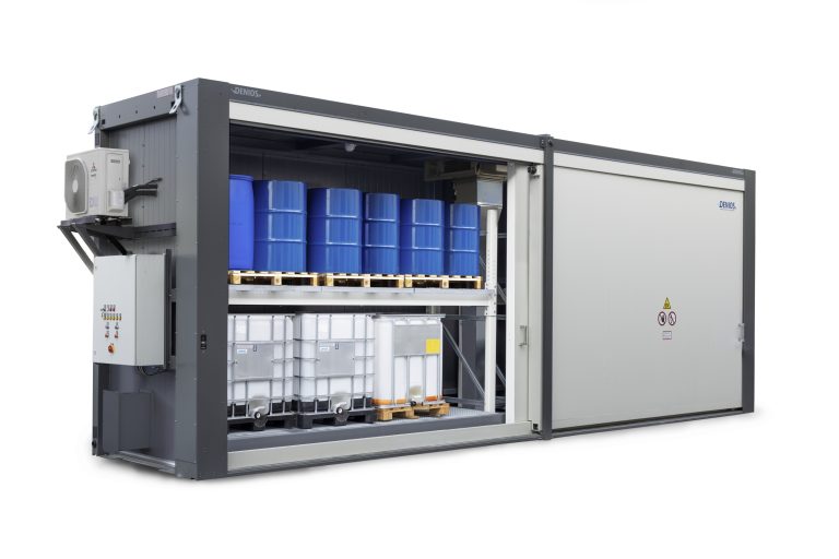 Brandschutzlager von DENIOS – dank „Comfort Motion“ wird das Tore schieben zum Kinderspiel (Foto: Denios SE)