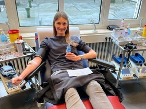 Tapfer: Auch Denise Fischer von HLB Stückmann ließ sich „pieksen“ und spendete gemeinsam mit ihren Kanzleikollegen eine ansehnliche Menge Blut. Das Bewusstsein, hiermit etwas sehr Gutes zu leisten, sei ein lohnender Dank, sagt sie. (Foto: HLB Stückmann)